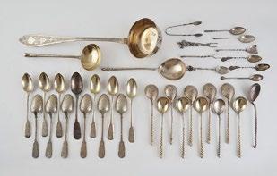 25 SILVERWARE - RUSSIA, 19th c. Set of spoons of various services including: - 1 84 zolotniki silver spoon. Hallmarked: KT, 1858, 84.
