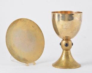 D : 11 cm 4,5 Poids approximatif (approximative weight) : 190 g 6,70 oz 27 VERMEIL, SILVER AND METAL CHALICE Vermeil, silver and metal chalice with a poly-lobed baluster