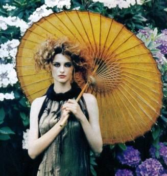 The use of parasols were seen in photographs of live models showing John Galiano s Chinese look for Dior in July 1997 (see Figure 4.47b).