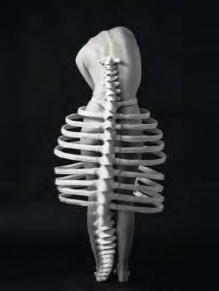 Chrbtica a hrudník ako symbol bolesti chrbta sú ukázané ako klietka-krinolína.