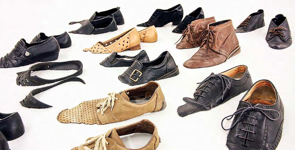 SLOVENSKÁ REPUBLIKA SLOVAK REPUBLIC DANIEL SZALAI Obnosená obuv je svedkom a dôkazom pohybu majiteľa, dôkazom toho, do čoho vstupuje, v čom sa brodí 28 párov