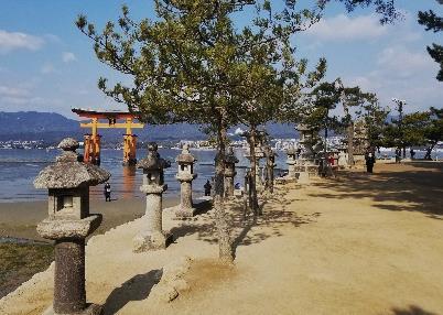 It is prohibited to walk in Itsukushima Shrine premises (Itsukushima Shrine, around otorii gate, sea side,