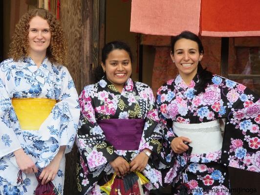 With a dignified figure in kimono, you can enjoy walking around Miyajima to your heart's content, including temple visit, souvenir shopping, town walking.