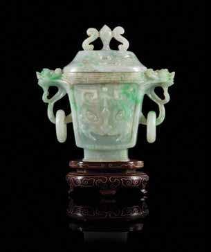 Brown, Chicago, illinois $300-500 574* a Jade teapot of ovular form, the spout joined to the body in a ierce beast mask, surmounted by a square covered opening with a chain handle, raised on four