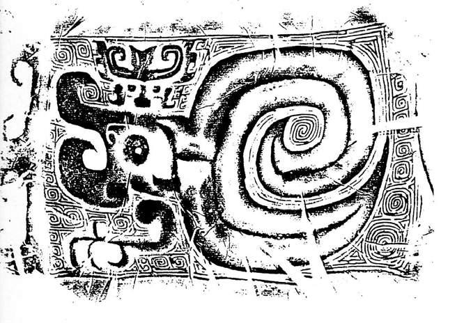 The Various Forms of the Dragon on Bronze Vessels In jiagu wen 甲骨文, or oracle bone writing, the earliest known form of Chinese writing, the dragon is depicted with a long, rising, snake-like body