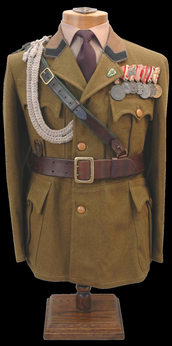 Below: A very unusual tunic variant which belonged to an unidentified NCO. The pocket flaps are traditionally scalloped and there are two rear vents.