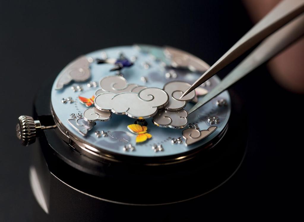 A blend of savoir-faire To render all the ethereal delicacy of the scene, the Maison has brought together different crafts that combine harmoniously on the dial s surface.