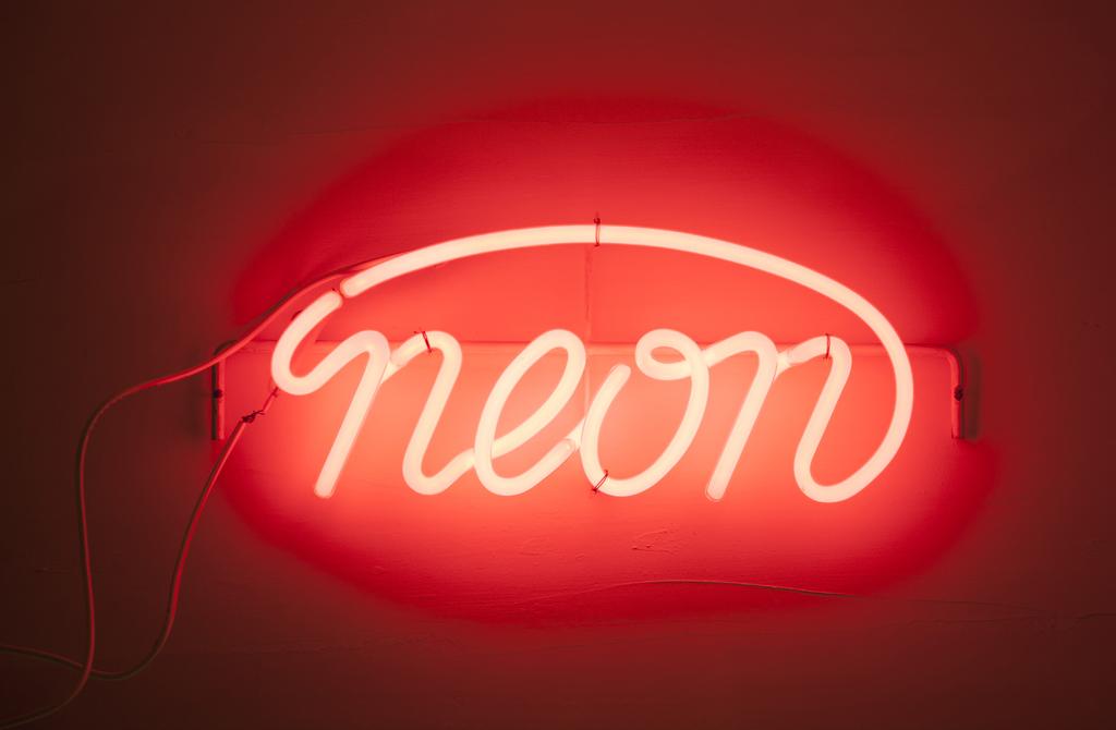 Delocazione della galleria Neon (Delocation of the Neon gallery) 2017 installation view neon, 20x40 cm presented at Distiller, curated by Bruno Barsanti and Gabriele Tosi, Gelateria Sogni di