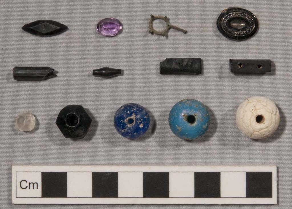 281 Figure 5.20: Selection of jewellery from Area A. Front row: glass beads 7337/#97312, 7337/#97579, 7331/#96696, 7335/#97090, 7645/#97725.