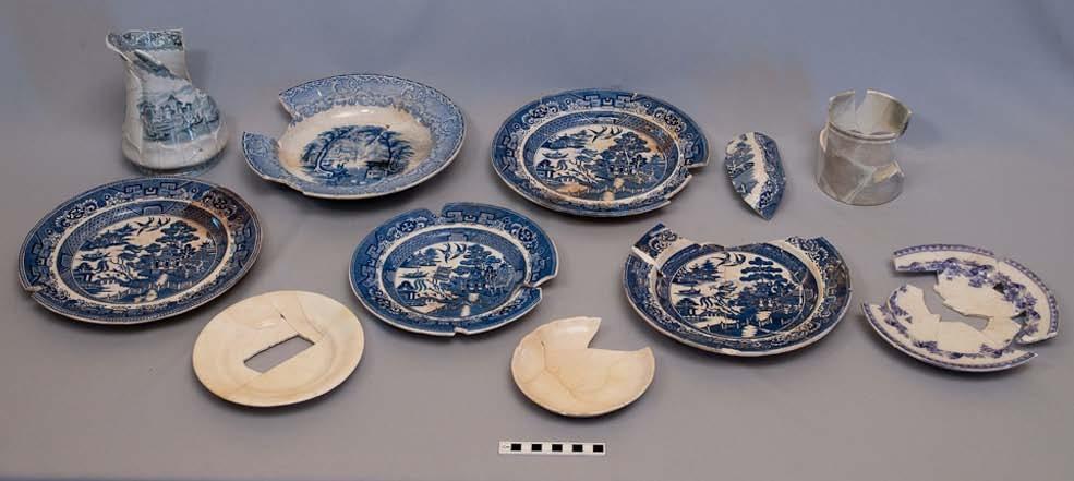 284 Figure 5.23: Selection of food-related ceramics from Area B (cesspit fill 7632). Russell Workman, 10cm scale. Figure 5.24: Selection of Sprigged teaware-related ceramics from Area B (cesspit fill 7632).