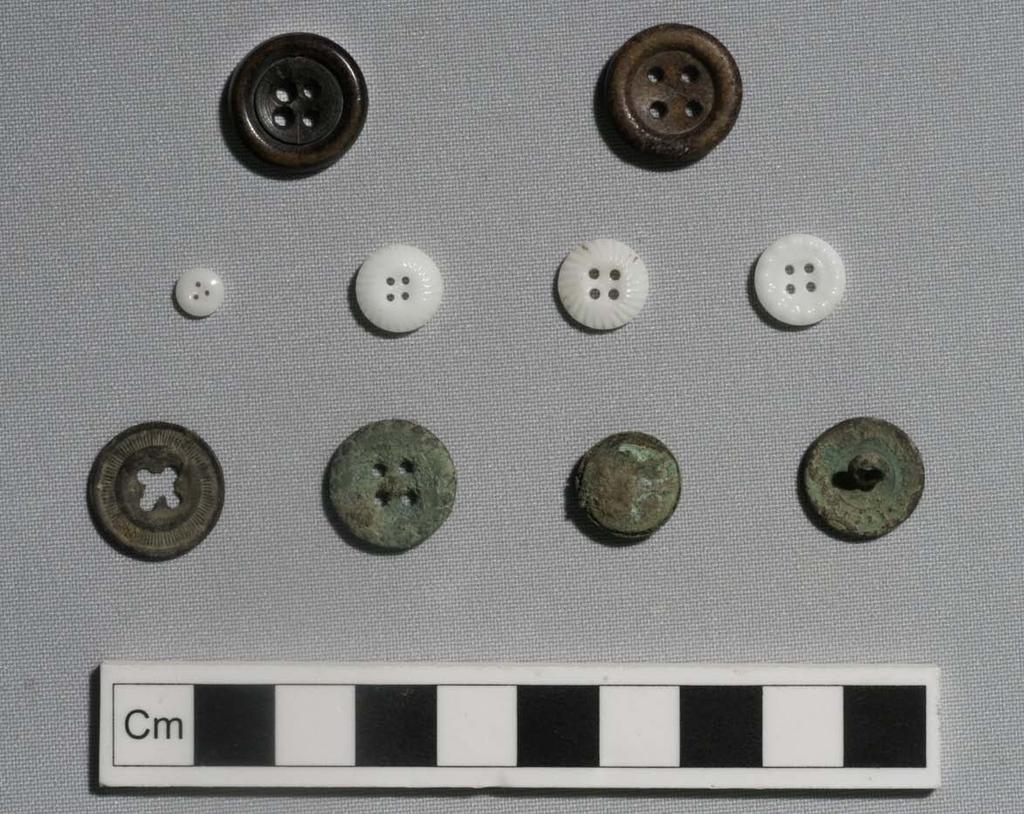 288 Figure 5.27: Selection of buttons from Area C. Front row: metal 7444/: #98087, #98250, #98116, #98088, #98071. Middle row: porcelain 7444/: #97940, #98271, #98243, #9815.