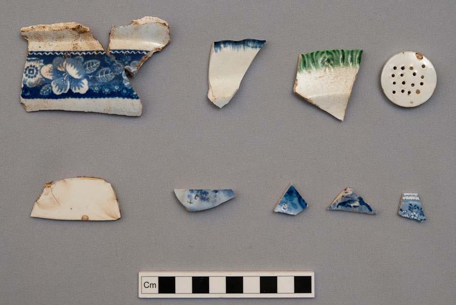 302 Figure 5.36: Ceramics in occupation deposit 7395. Russell Workman, 10cm scale. The blue transfer-printed pearlware pattern Wild Rose was identified on a serving dish (#73669).