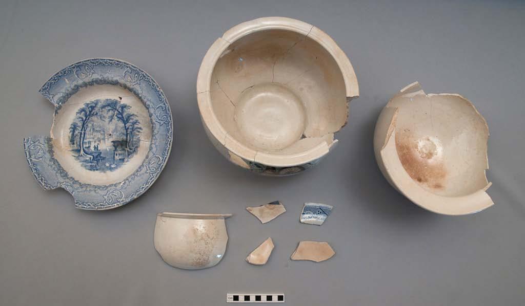 305 Figure 5.38: Ceramics in cesspit 7625, No. 712. The Venus pattern soup plate is on the left (#73769). Russell Workman, 10cm scale. Cesspit 7626, No. 714 George Street In the rear yard of No.