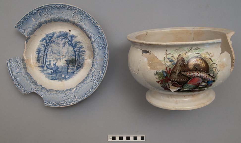 306 Figure 5.39: Venus pattern soup plate and transfer-printed poe. These two items feature conjoins between cesspits 7625 (fill 7627) and 7626 (fill 7632). Russell Workman, 10cm scale. Figure 5.40: The four Willow pattern plates and one tureen lid in cesspit 7626 (#73772-#73776).