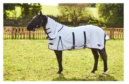 Waterproof and breathable with Taffeta polyester lining, twin front fastenings, shoulder gussets, cross over surcingles, leg straps, tail flap, fleece wither
