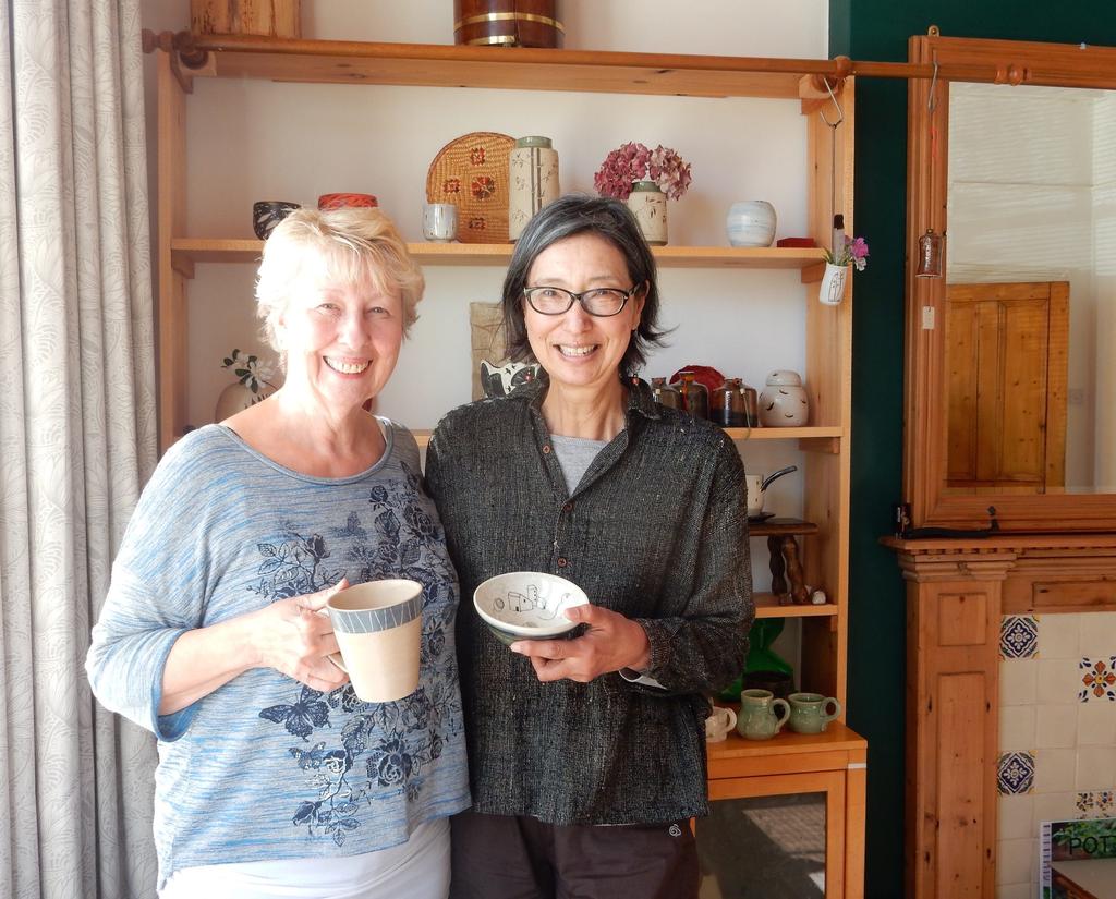 East Meets West - Sachiyo Kawabe meets Sheila It s not often that English potters have the opportunity to meet their Japanese counterparts.