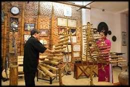photos of Vietnam War and precious antiques. During your visit to his museums and gallery you have a chance talk with him and gain a deeper understanding of his work and Vietnam s history.