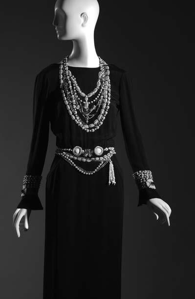 desde y para el museo valerie steele Chanel (Karl Lagerfeld), evening dress, black silk crepe with trompe-l oeil beadwork by Lesage, 1983, France, mfit 91.255.9, gift of Tina Chow.