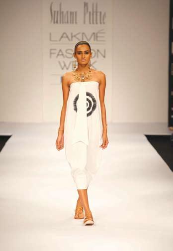 Payal Khandwala took inspiration from abstractionists, Mark Rothko and Barnett Newman. Flowing long silhouettes with a hint of androgynous effects gave the line an interesting touch.
