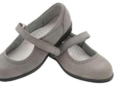 especially a swollen instep. Seam-free toe area with a long Velcro strap.