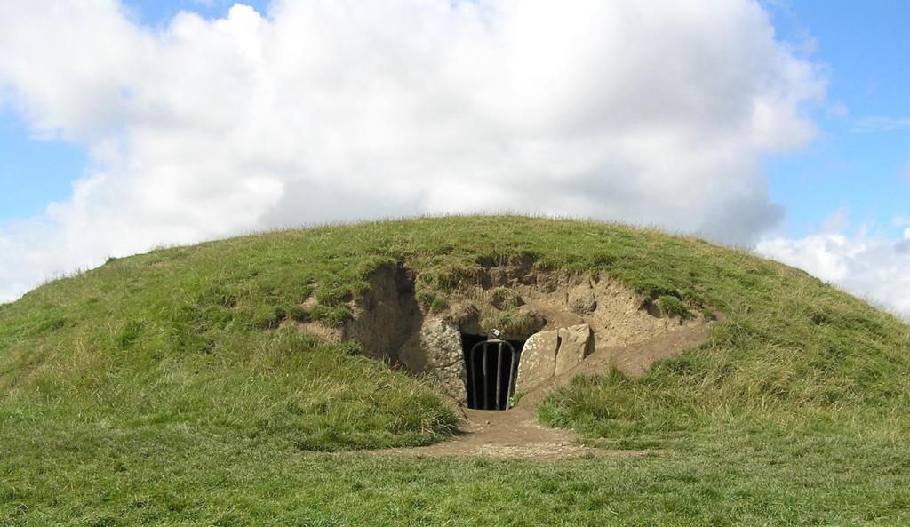 Inferring Status From Early Bronze Age Burial Figure 1: Mound of the Hostages (Photo by author) Introduction The numerous Early Bronze Age burials that were incorporated into the Neolithic Passage