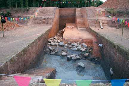 The wall body consists of seven courses, The city wall was revealed in the south of the exca- i.e. Courses 1 7 from the upper to the lower. Of them Course 7 is a clay base laid directly on raw soil.