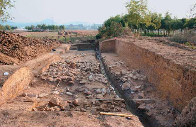 Zhejiang Provincial Institute of Cultural Relics and Archaeology bish accumulation, which contains a quantity of ash and potshards, the latter showing the same features as those from other city wall