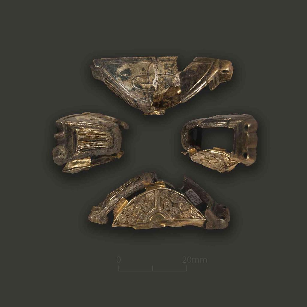 CONTEXTUALISING METAL-DETECTED DISCOVERIES: the staffordshire anglo-saxon hoard Four views of the pommel
