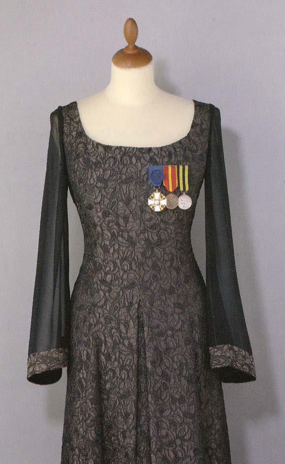 Decorations Women wear medals and commemorative crosses of orders halfway between the left armhole and the centre of the torso, approximately ten centimetres down from the shoulder seam.