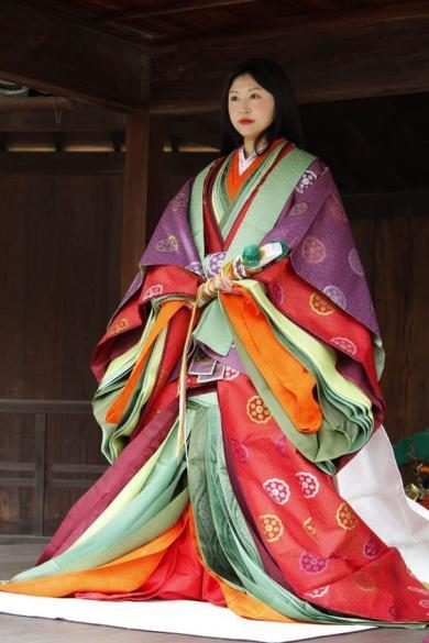 Nara period (710.-784.) je period kad se počinje nazirati predak kimona. Japanci sastavljaju Yoro kodeks odijevanja prema uzoru na svoje susjede Kineze.