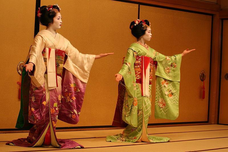 Iako su nakon prodora zapadnjačke odjeće probale nositi haljine, vratile su se kimonu kako bi definirale svoje postojanje u društvu i zbog prirode svog posla kako ne bi ugrozile svoju sliku.