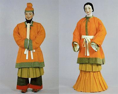 3. POVIJESNI PREGLED 3.1 Drevni i klasiĉni Japan Pojava odjeće koja nalikuje kimonu javlja se u Japanu u 7. Stoljeću i potječe iz Kine.