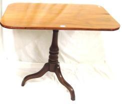 Georgian mahogany serpentine fronted serving table with shaped sides, frieze drawer,