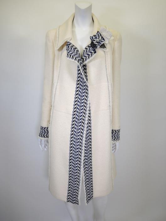 CHANEL Cream Wool Tweed Coat with Black and Navy Accents Size 8 Sold in one day for $1,000. 03/10/18 Spring outerwear does not have to just be raincoats and trenches.