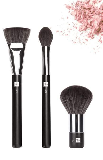 132 FEDERICO MAHORA MAKEUP / ACCESSORIES 1 FLAT BRONZER BRUSH NO. 401 FLAT BRONZER BRUSH NO. 401 Designed for applying bronzing and highlighting powders.