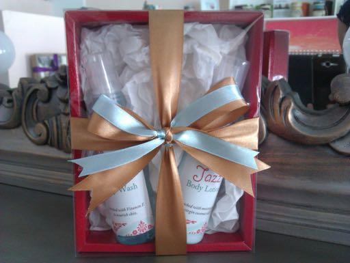 Cover + Satin Ribbon tied around Box GIFT SET G Content Option 1 250ml Linen & Space Spray 250ml Aromatic Body & Massage Oil