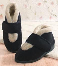 The wide opening and the supportive touch fastening strap make this a really practical slipper, even for the widest of feet.
