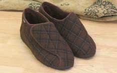 Men s Extra Wide Slippers Gary Simple support A snug, cosy yet supportive bootee that opens right out and can be adjusted to give a firm fit for each foot individually, with the touch fastening flap