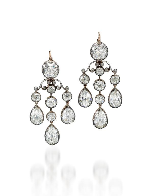 Robert I also received exceptional jewels from his paternal grand-mother, Maria-Teresa of Savoy, Duchess of Parma (1803-1879), including a pair of diamond girandole earrings