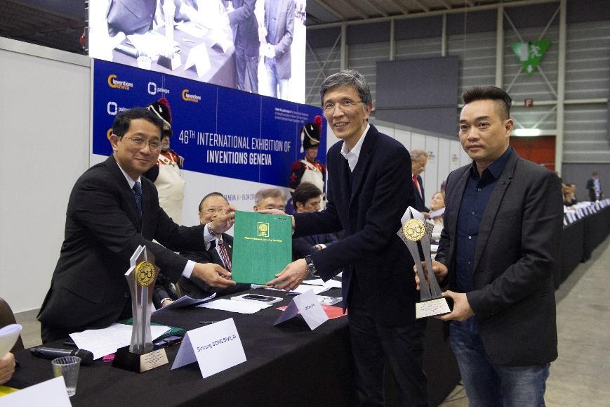 Photo Captions: Photo 1: Mr Edwin Keh (the second from right), Chief Executive Officer of HKRITA, receives a