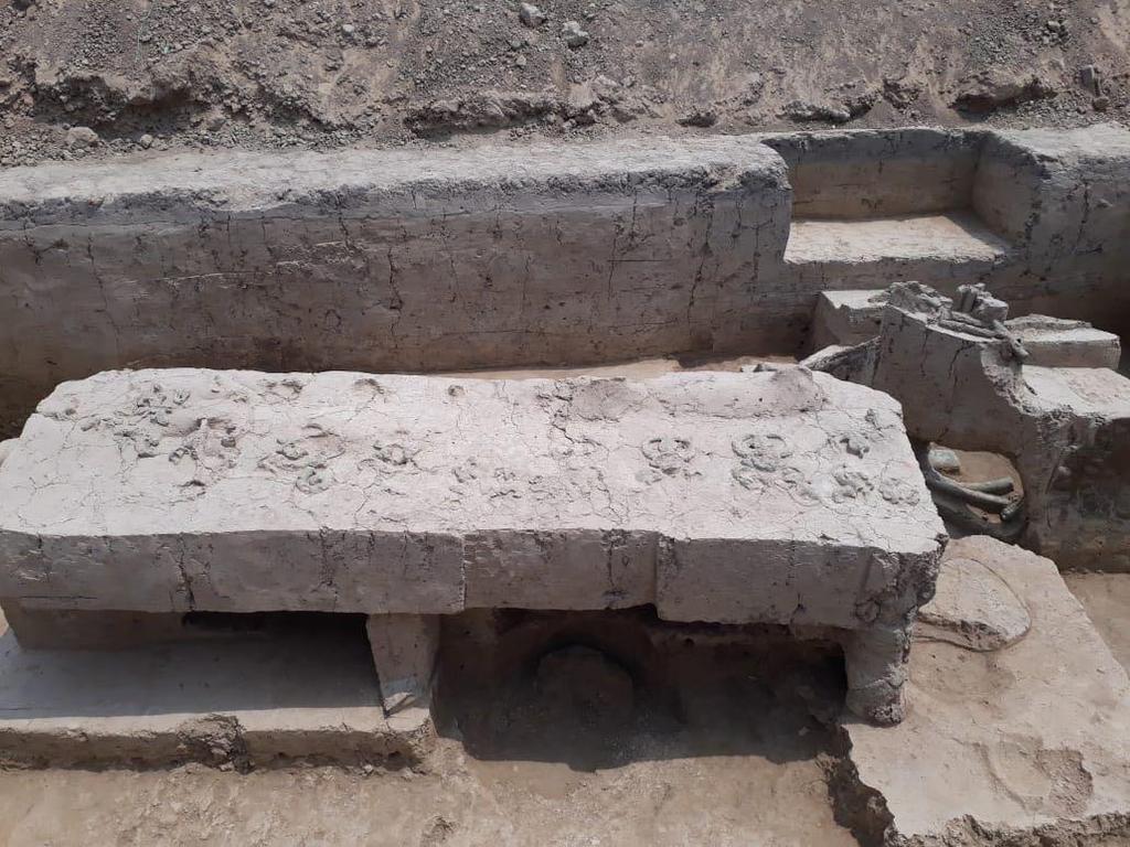 Fig. No. 03: Legged Coffin with carvings on the lid (Courtesy: Archaeological Survey of India) Towards the feet of the body, two chariots were also buried.
