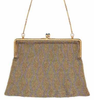 83 82 84 82 An 18 Karat Gold, Platinum and Sapphire Mesh Purse, consisting of a polished closure with inely engraved gallery in a woven motif, the tension clasp bezel set with two round cabochon cut