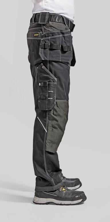 low crotch and tapered legs. The model has a regular fit and is designed to hang comfortably on the hip. For optimal mobility and comfort the trousers have stretch panels in the crotch and on calves.