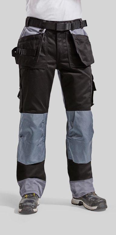 For extra durability the trousers are reinforced with Cordura on selected areas as nail pockets, kneepads and leg endings. The nail pockets can be placed inside the front pockets.