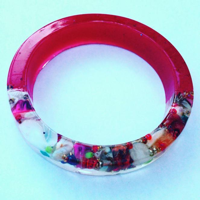 VARIATION FOUND TREASURE BANGLE Make two thin rectangles out of plasticine and space them out inside the bangle mould.