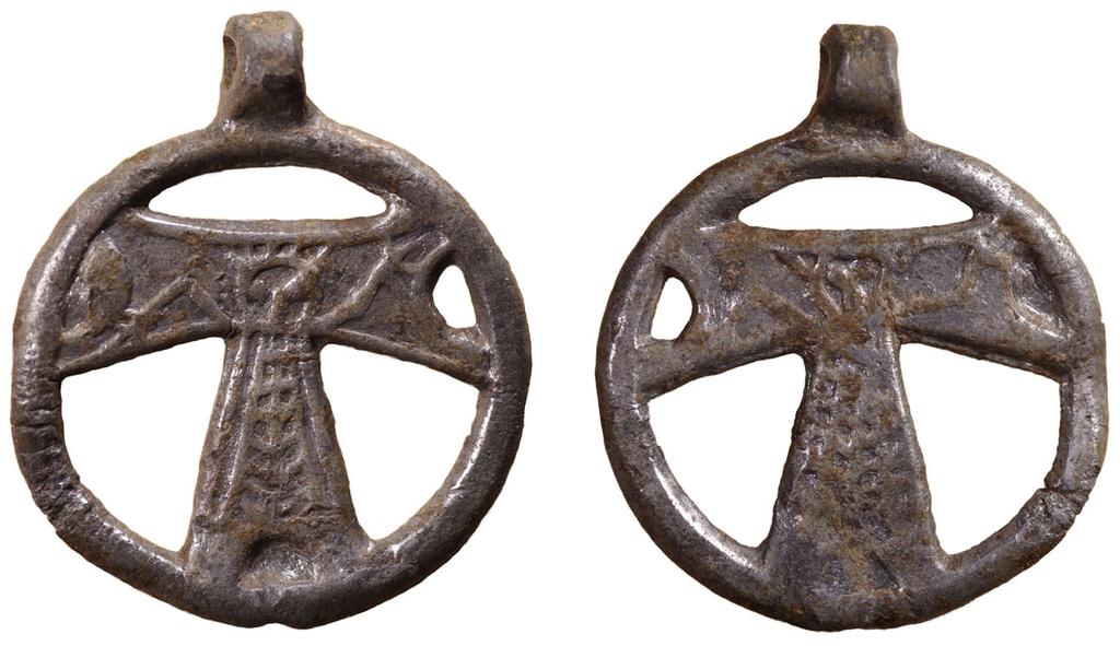 126 Fig. 2. Avers and revers of the pendant from Ojaveski village (in private collection). Photo by Tõnno Jonuks.