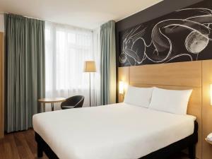 5 miles / 10 minute walk Located just off the Royal Mile in the heart of Old Town, this modern hotel is in the perfect location for
