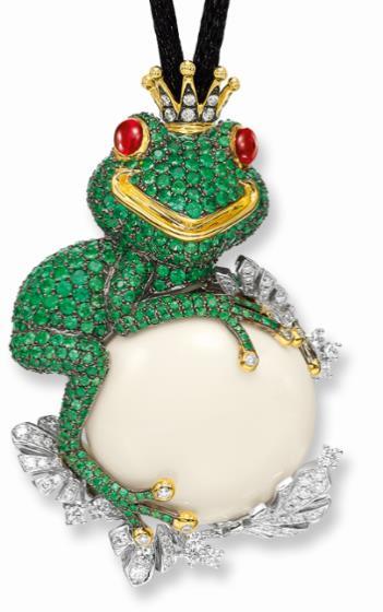 Weighing 106.85 carats, this natural clam pearl is a valuable find. It is paired with a life-like tsavorite garnet Prince Frog to add a touch of light-hearted amusement.