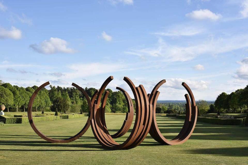 PA UL KASMIN GALLERY July 19, 2017 Giacometti, Rodin And Venet: 3 Must-See Sculpture Shows For Summer 2017 Joanne Shurvell 'Arcs in Disorder', a rolled steel sculpture by Bernar Venet at Cliveden