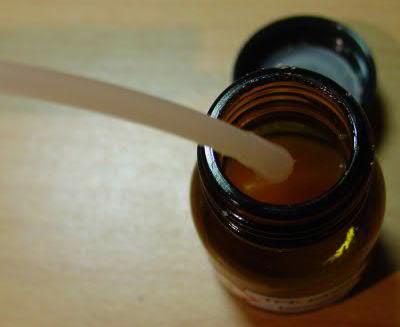 By dipping the blunt cannula into the thin liquid TPE paste, exactly one drop is taken, which then can be simply dabbed.
